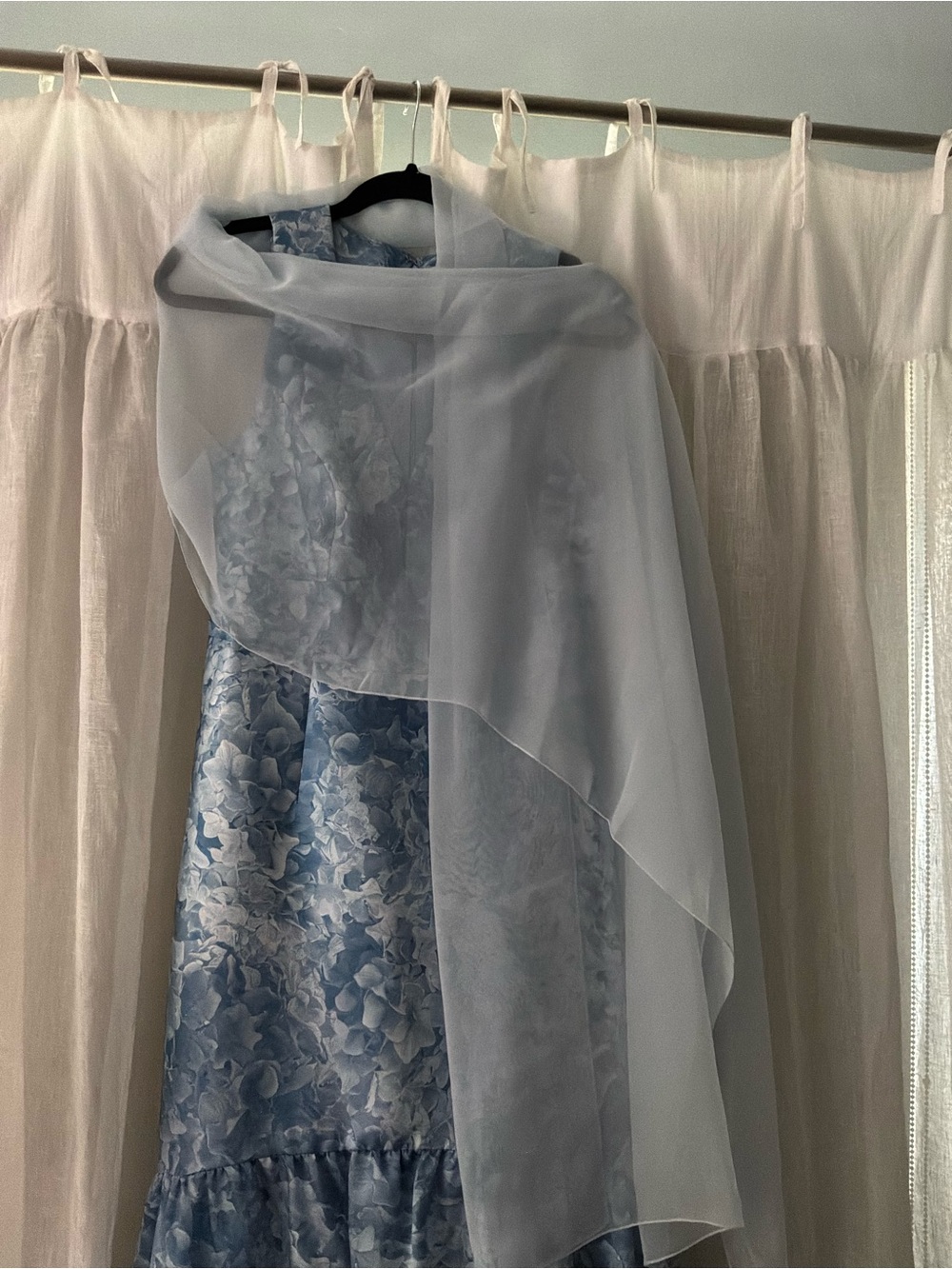 Sachin + Babi Sleeveless Light Blue Floral V-Neck Floor Length Formal Dress - Picture 3 of 10